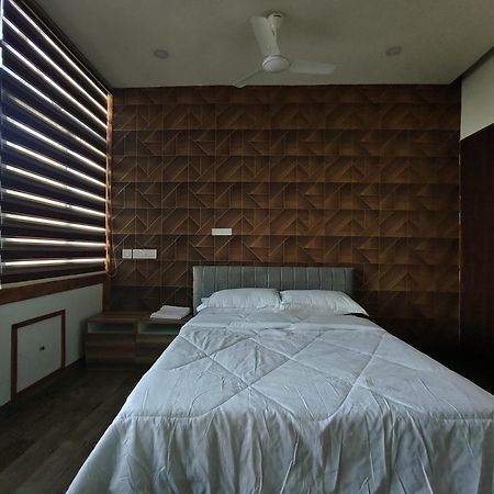Marina Lounge Hotel Kochi Bagian luar foto