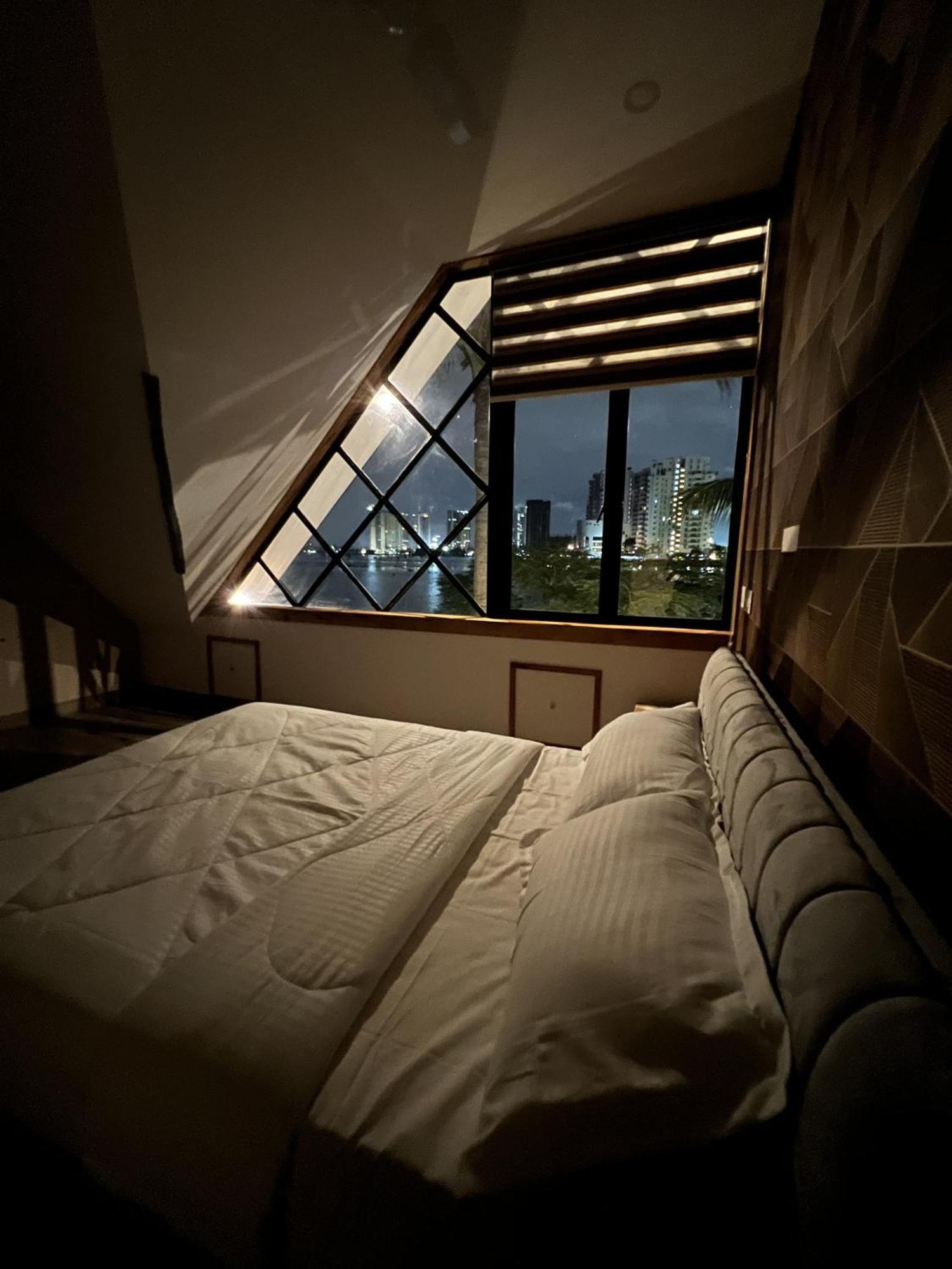 Marina Lounge Hotel Kochi Bagian luar foto