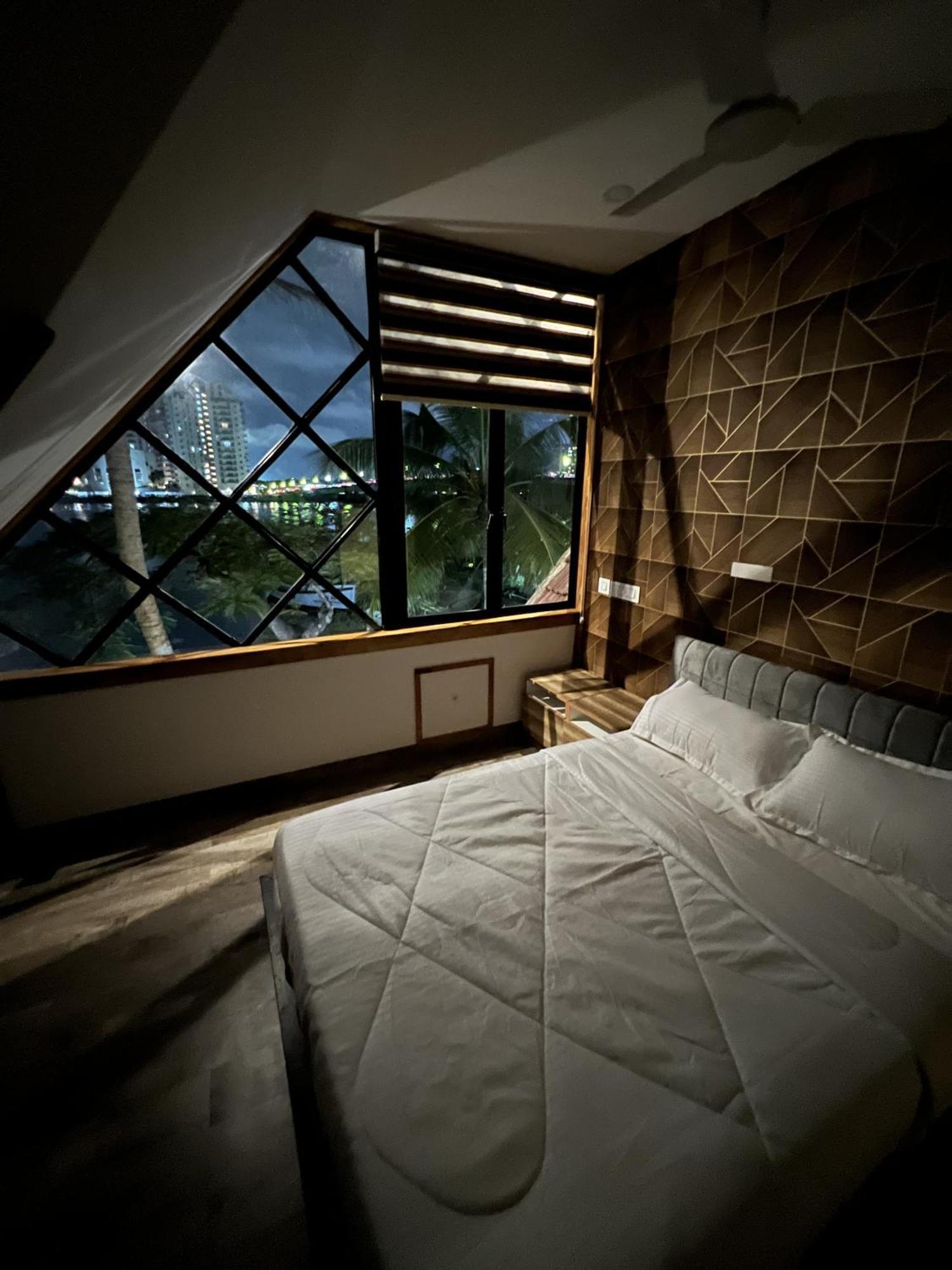 Marina Lounge Hotel Kochi Bagian luar foto